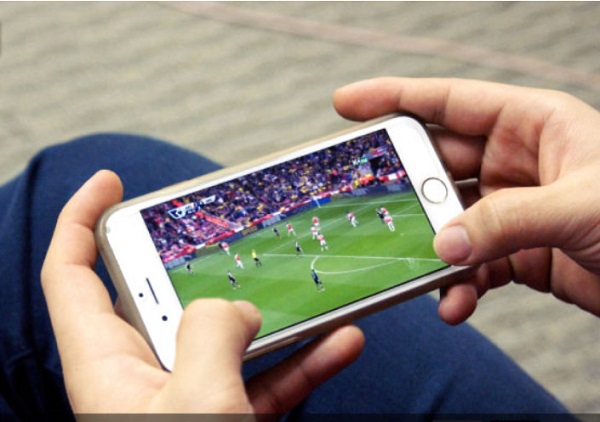 Muốn xem bóng đá trực tiếp trên điện thoại nên chọn ứng dụng nào?